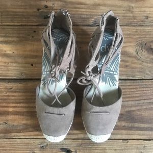 Brown/tan DV Wedges